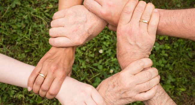 Mani unite in cerchio: volontari e famiglie insieme a San Severino Marche